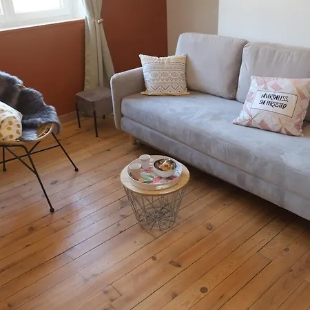 A L'ombre Des Remparts