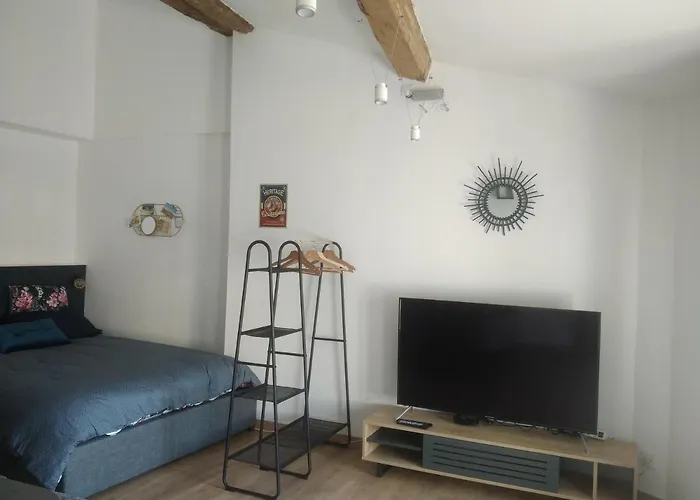 A L'ombre Des Remparts