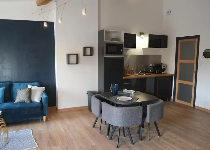 A L'ombre Des Remparts *