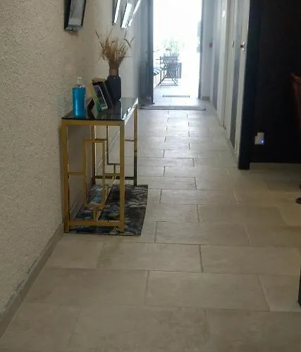 A L'ombre Des Remparts